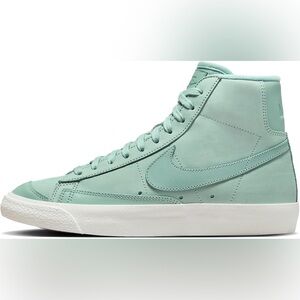 Nike Women's Blazer Mid '77 PRM Sneaker